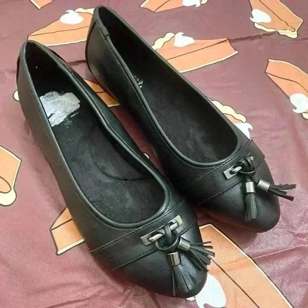 White Mt. Woman’s Black Dress Flats